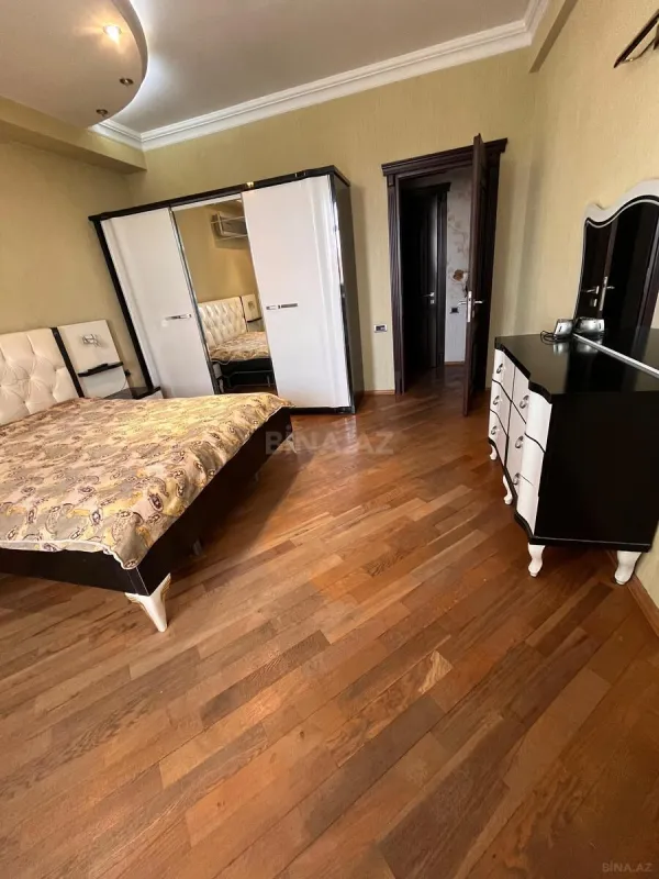 Satılır 3 otaqlı mənzil 158 m²