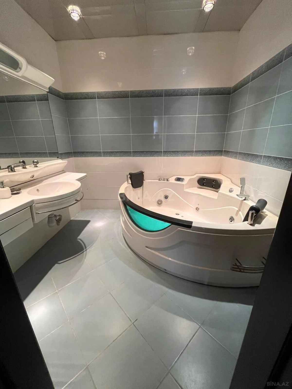 Satılır 3 otaqlı mənzil 158 m²