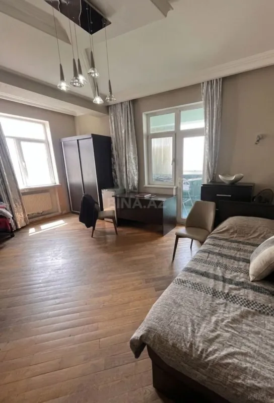 Satılır 3 otaqlı mənzil 158 m²