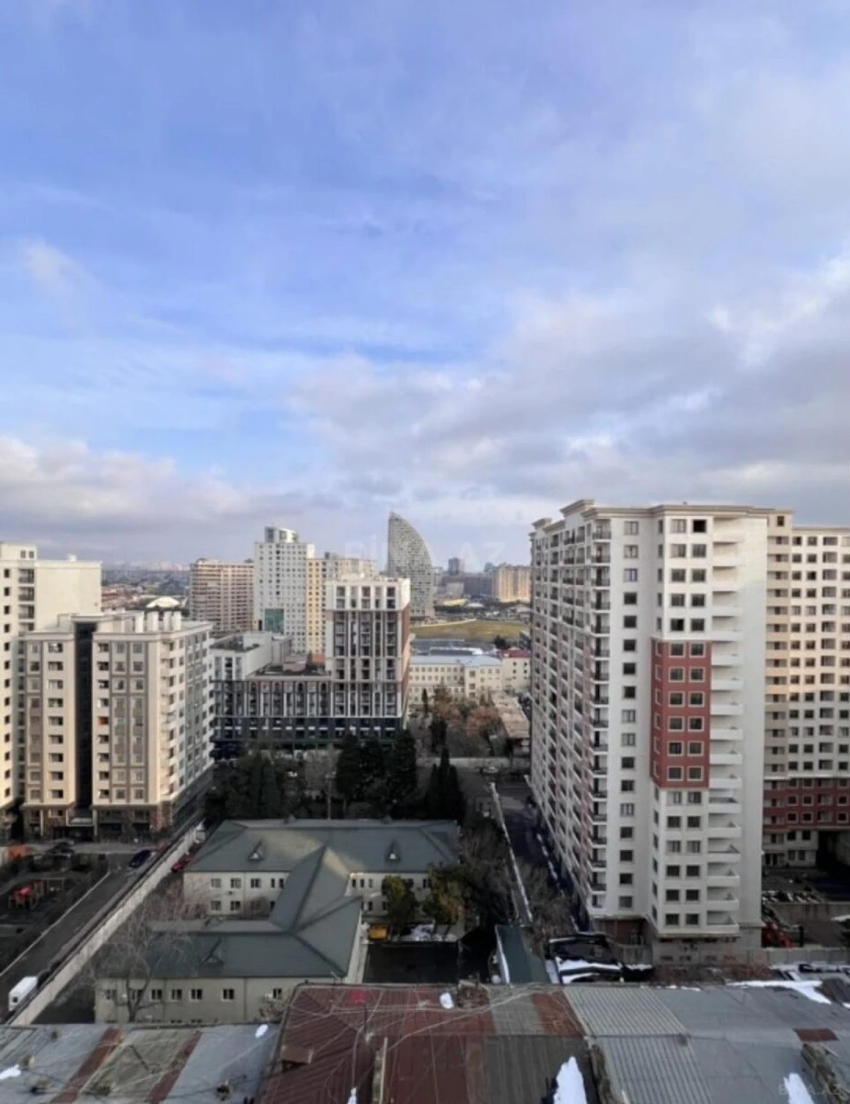 Satılır 4 otaqlı mənzil 215 m²