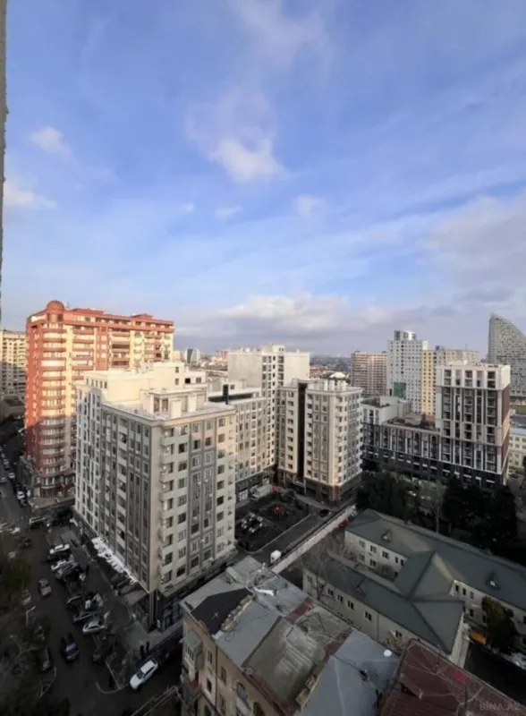 Satılır 4 otaqlı mənzil 215 m²