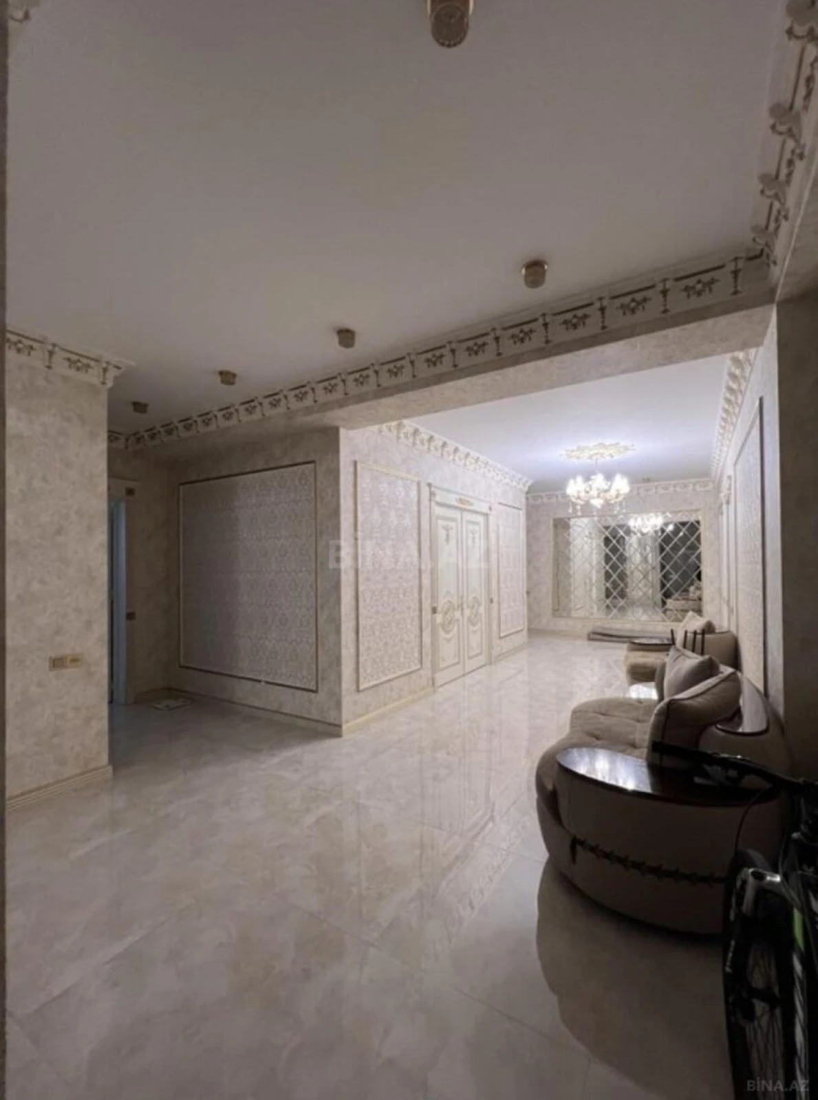 Satılır 4 otaqlı mənzil 215 m²