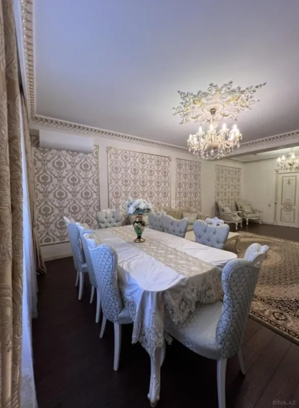 Satılır 4 otaqlı mənzil 215 m²