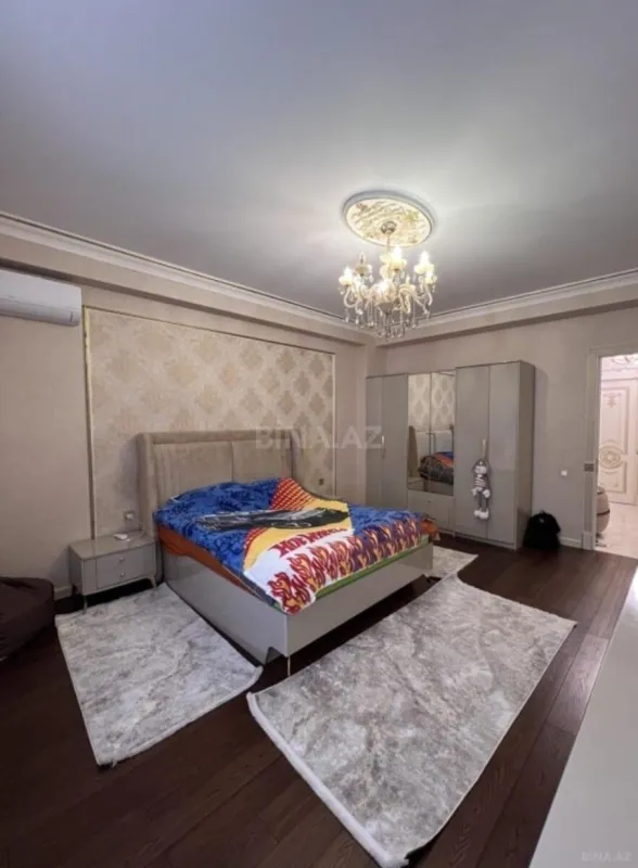 Satılır 4 otaqlı mənzil 215 m²