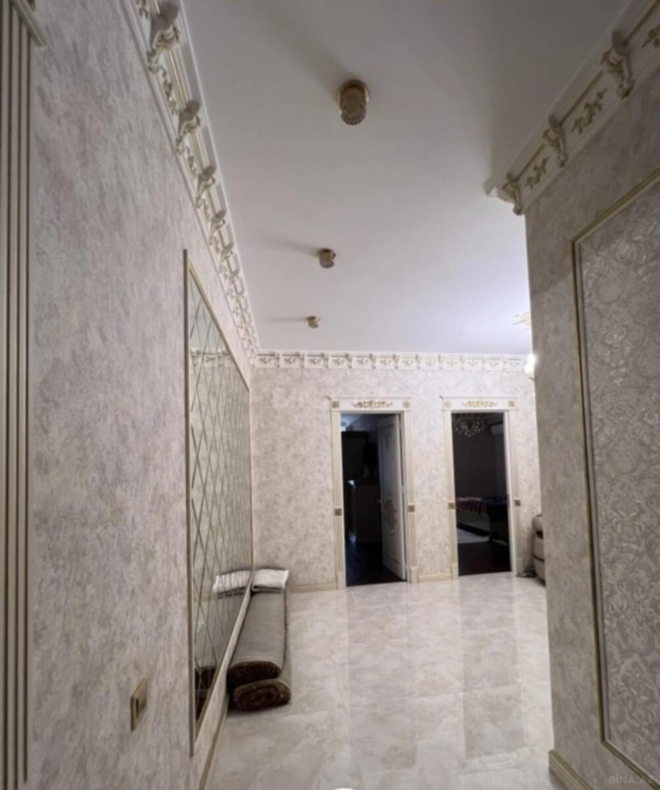 Satılır 4 otaqlı mənzil 215 m²