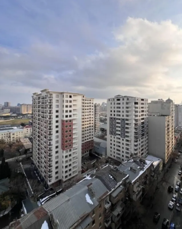 Satılır 4 otaqlı mənzil 215 m²