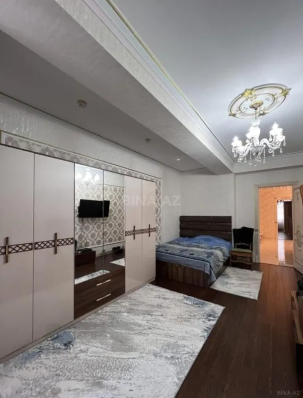 Satılır 4 otaqlı mənzil 215 m²