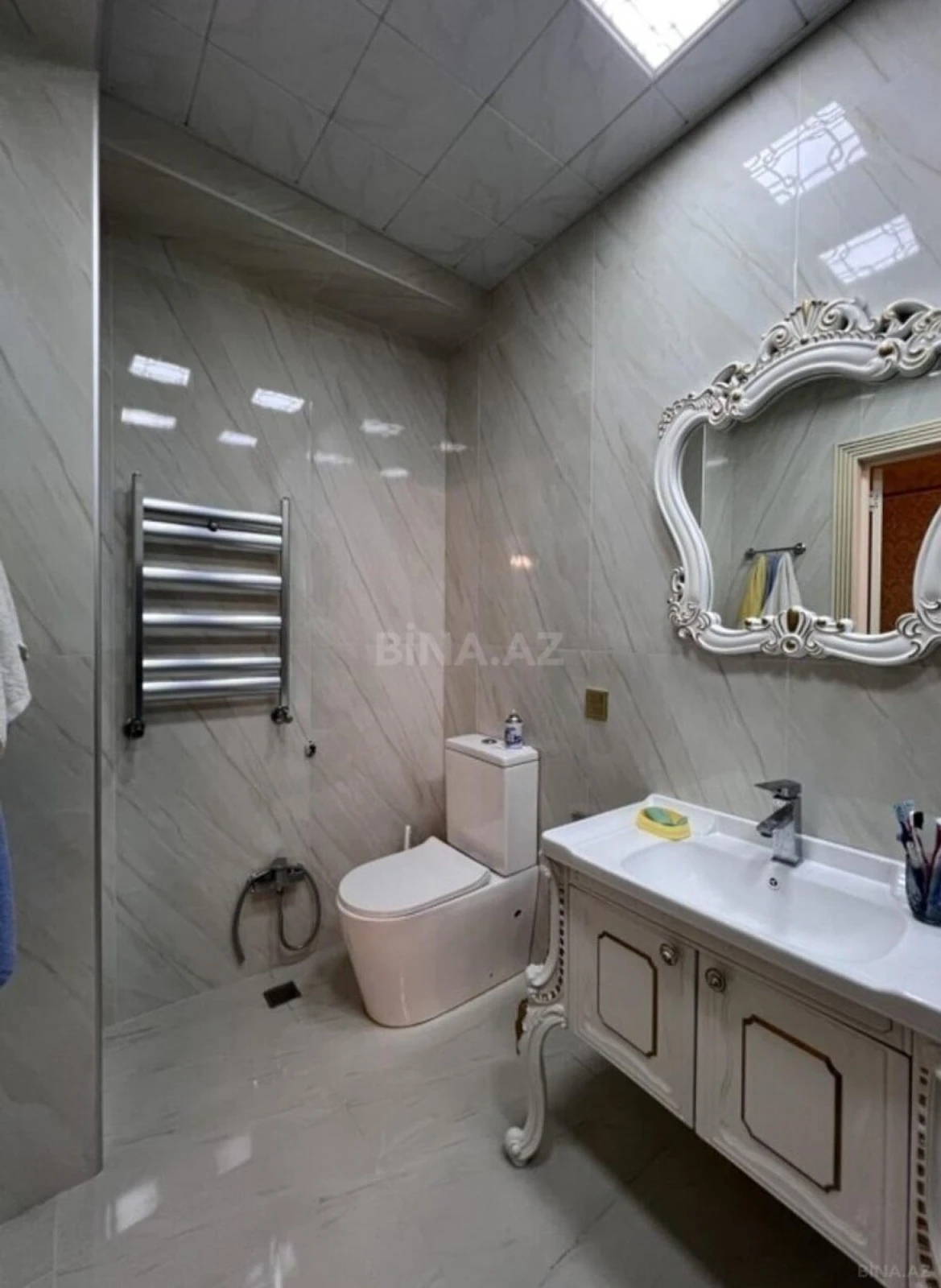 Satılır 4 otaqlı mənzil 215 m²