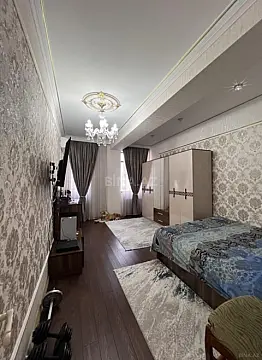 Satılır 4 otaqlı mənzil 215 m²