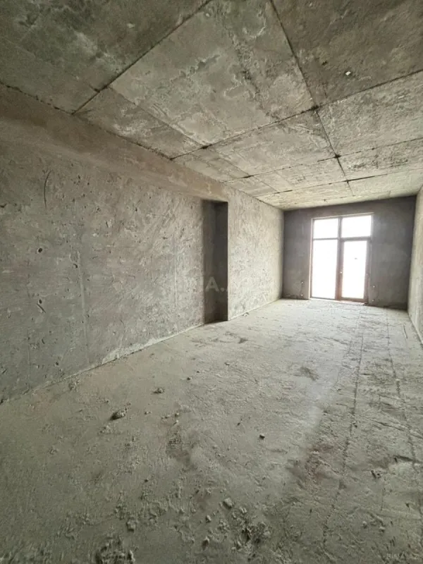 Satılır 4 otaqlı mənzil 210 m²