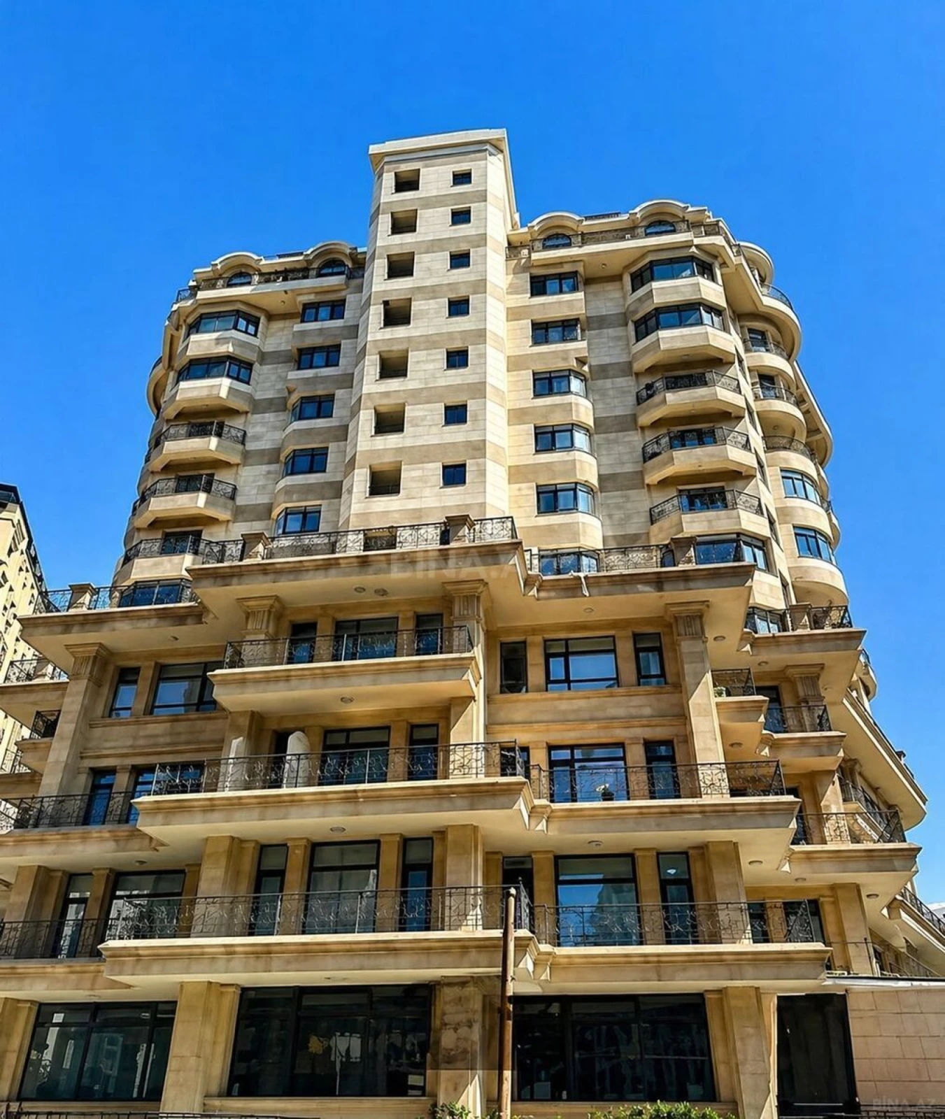 Satılır 4 otaqlı mənzil 210 m²