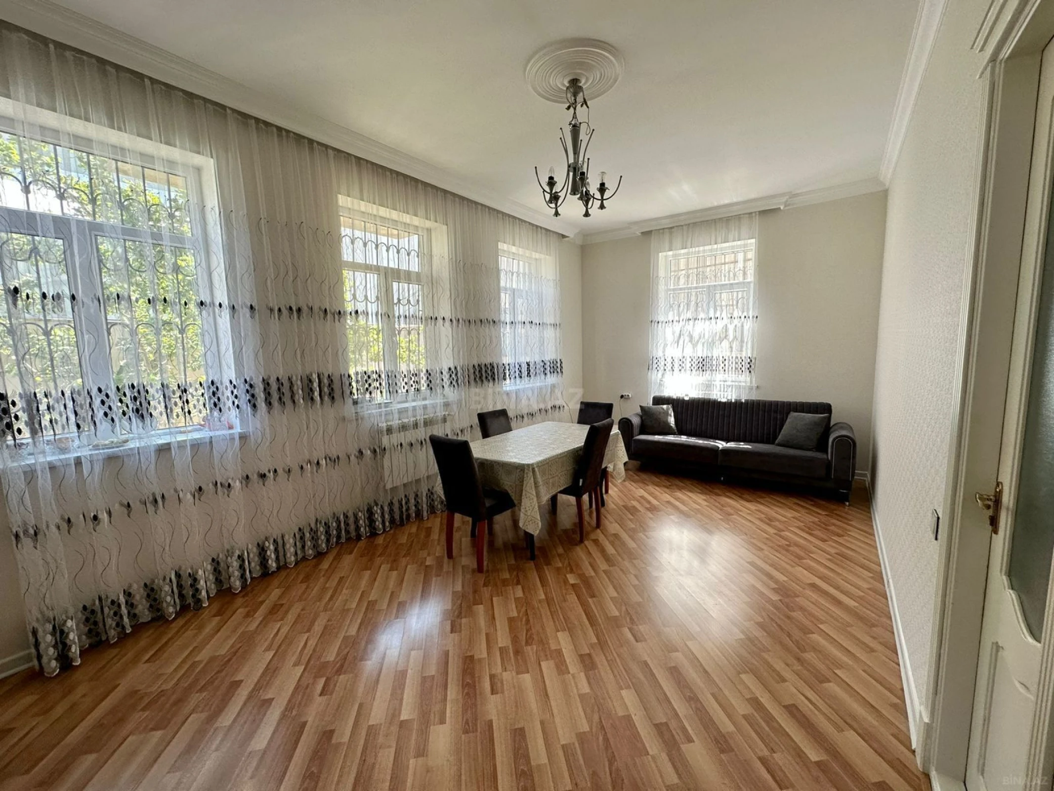 Satılır 5 otaqlı həyət evi 200 m²