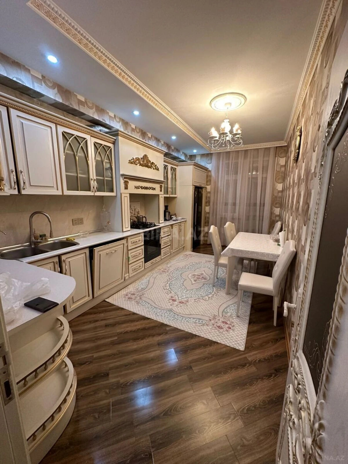 Satılır 5 otaqlı mənzil 176 m²