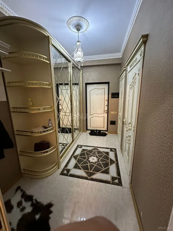 Satılır 5 otaqlı mənzil 176 m²