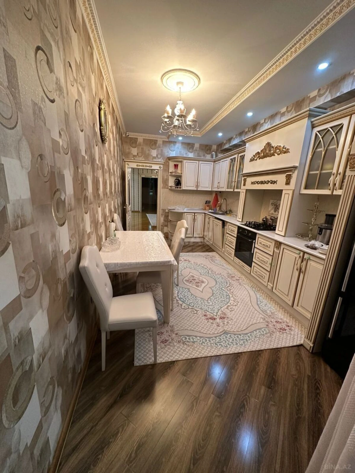 Satılır 5 otaqlı mənzil 176 m²