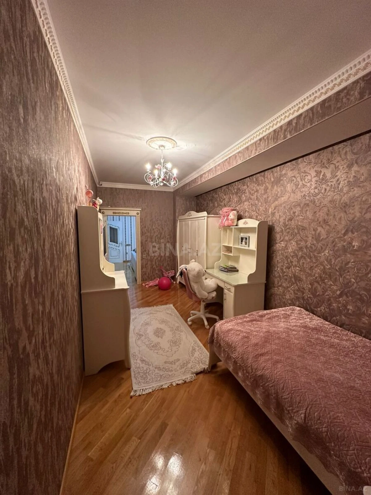 Satılır 5 otaqlı mənzil 176 m²