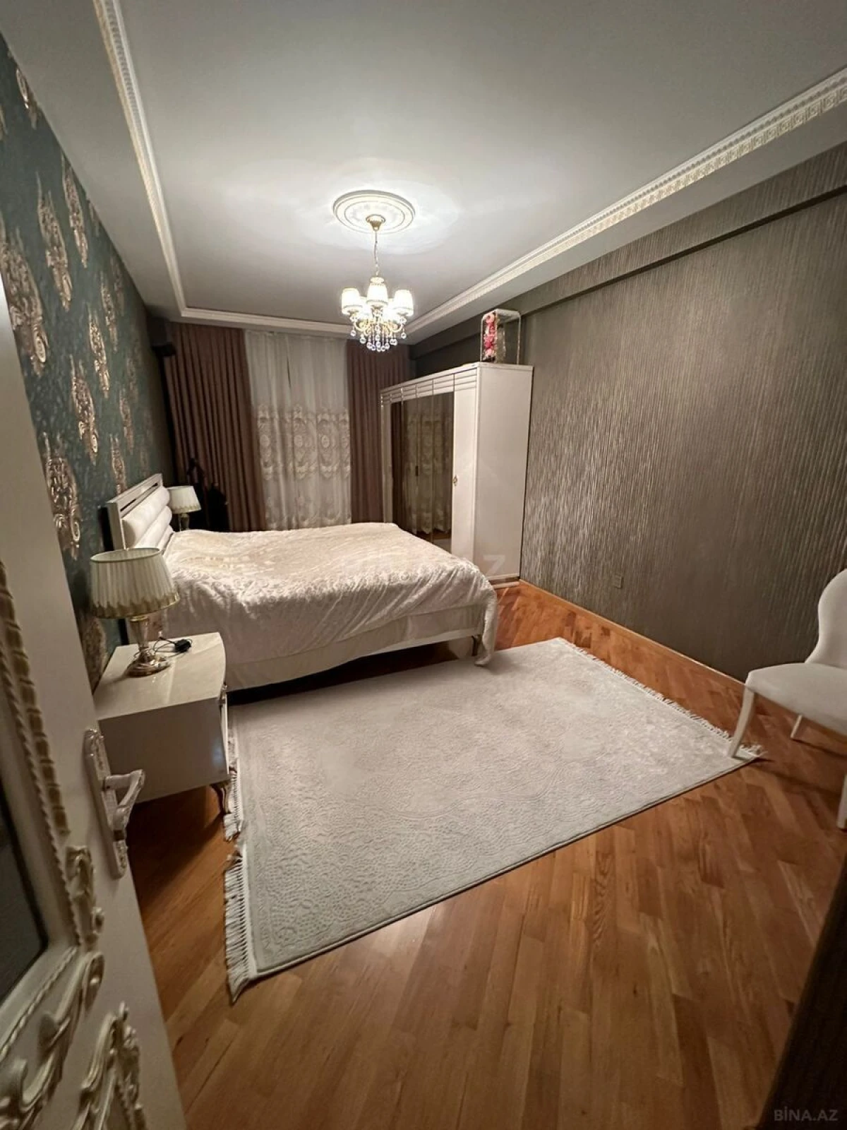Satılır 5 otaqlı mənzil 176 m²