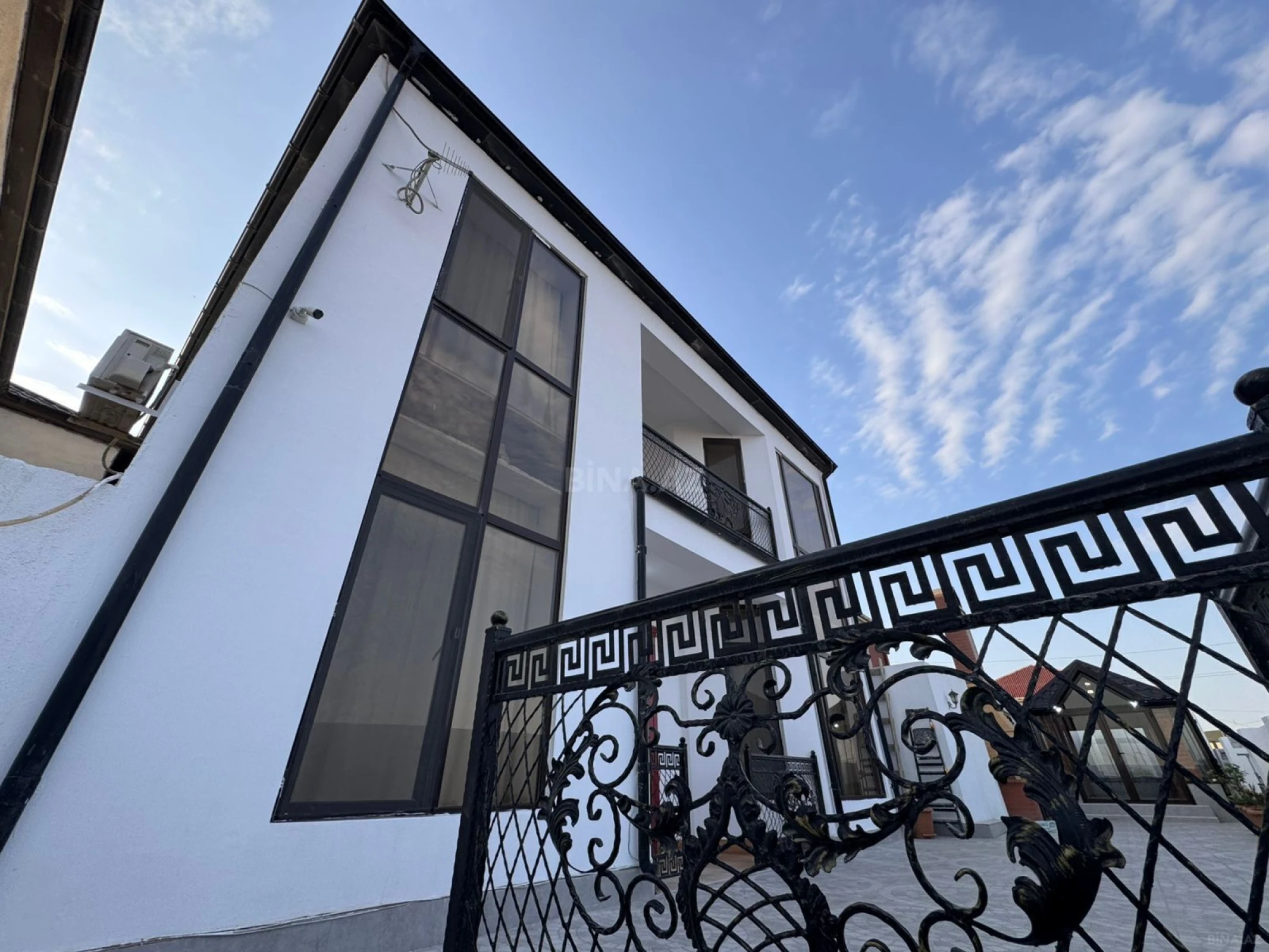 Satılır 9 otaqlı həyət evi 550 m²