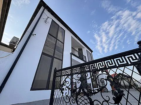 Satılır 9 otaqlı həyət evi 550 m²