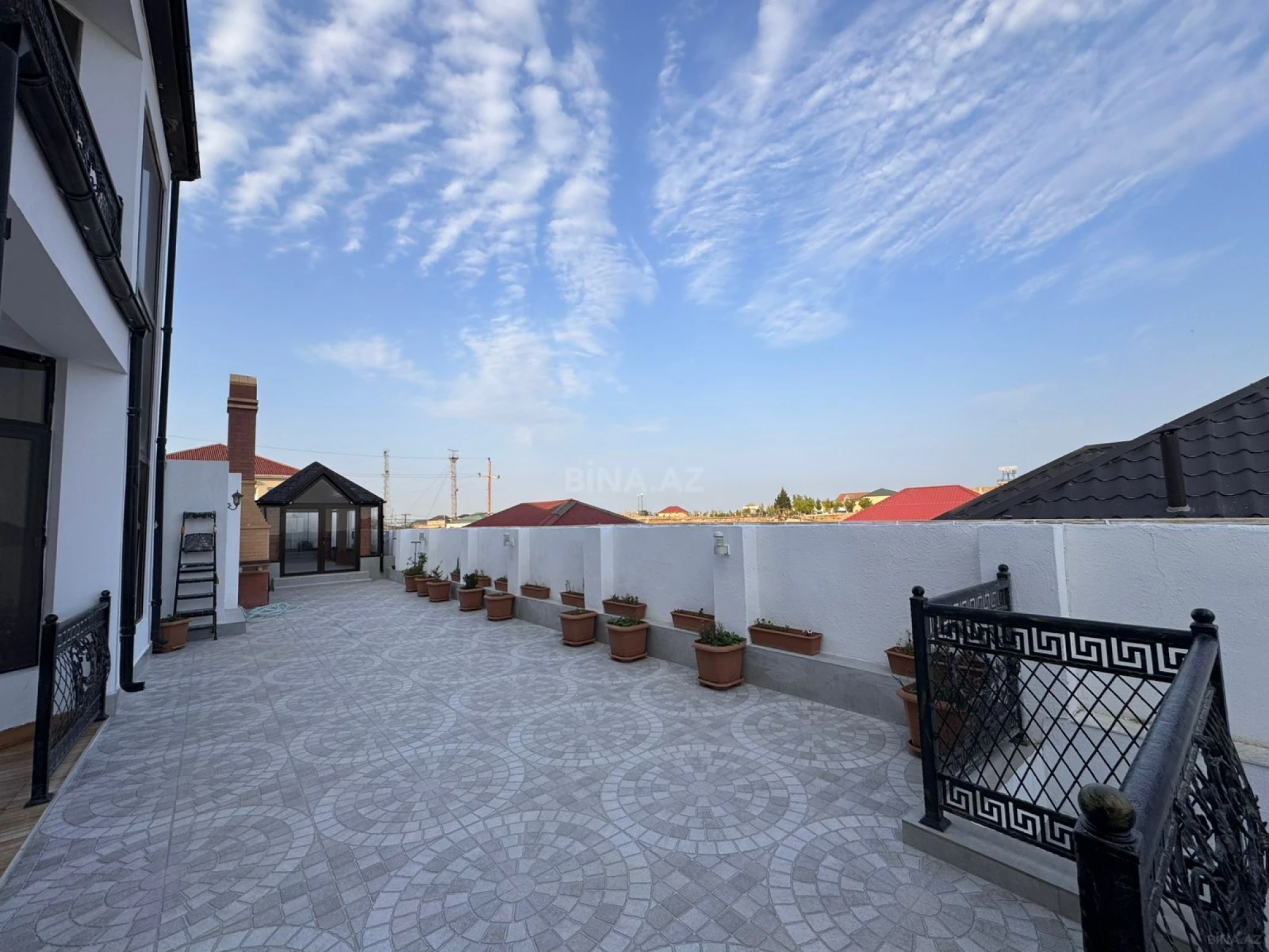 Satılır 9 otaqlı həyət evi 550 m²