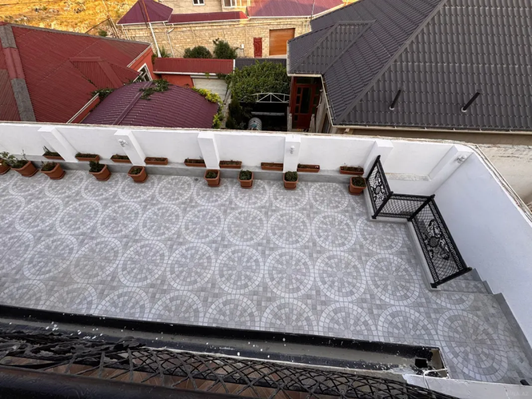 Satılır 9 otaqlı həyət evi 550 m²