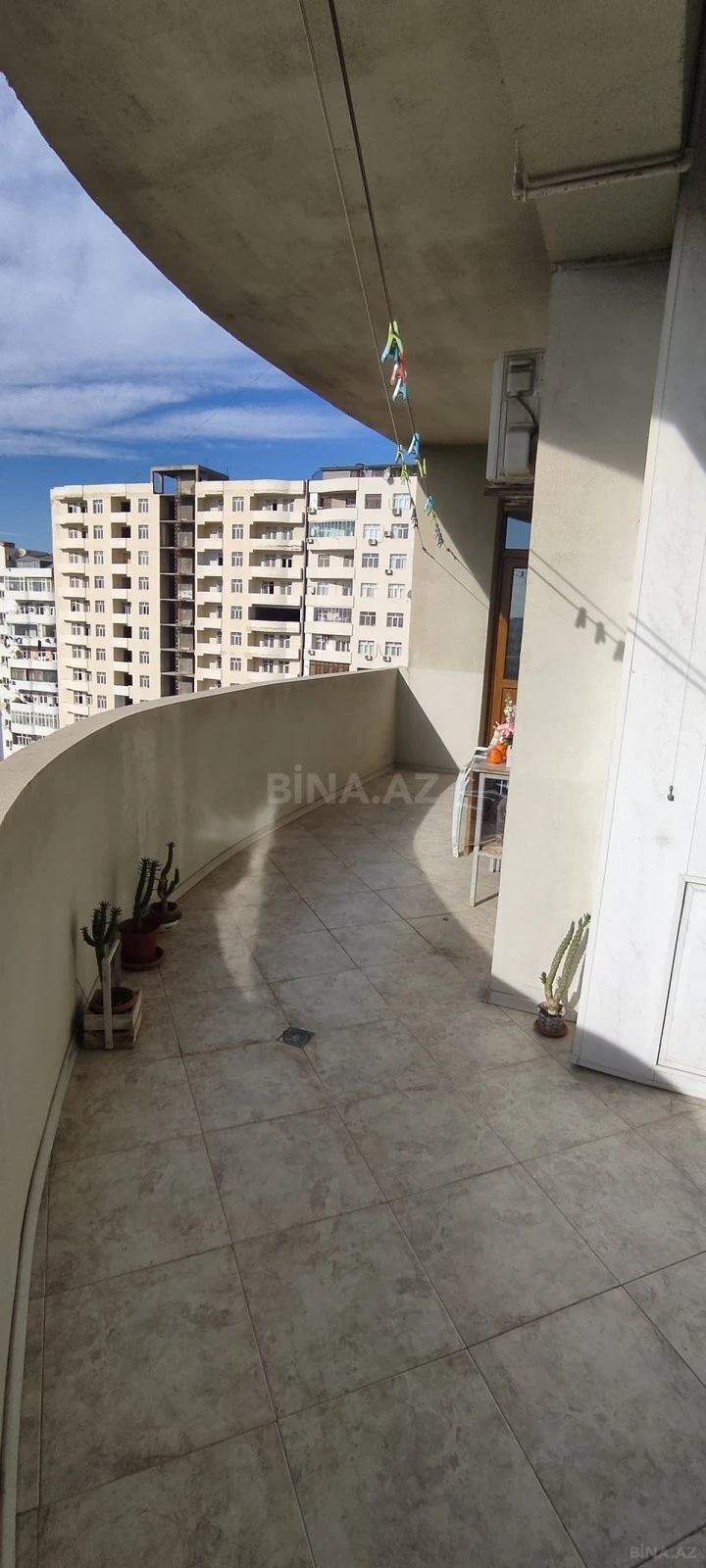 Satılır 4 otaqlı mənzil 209 m²