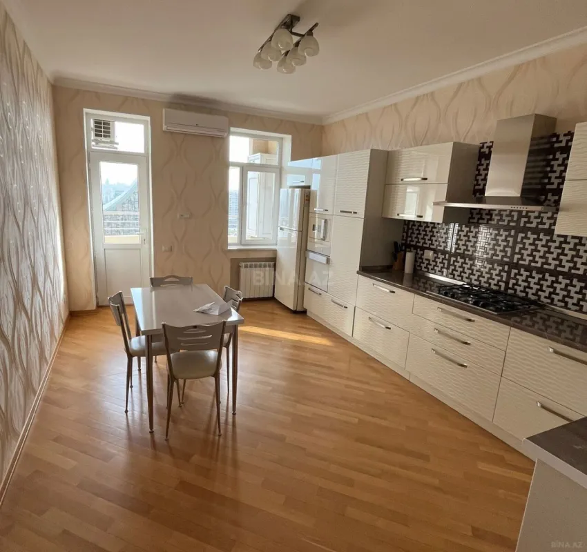 Satılır 4 otaqlı mənzil 175 m²