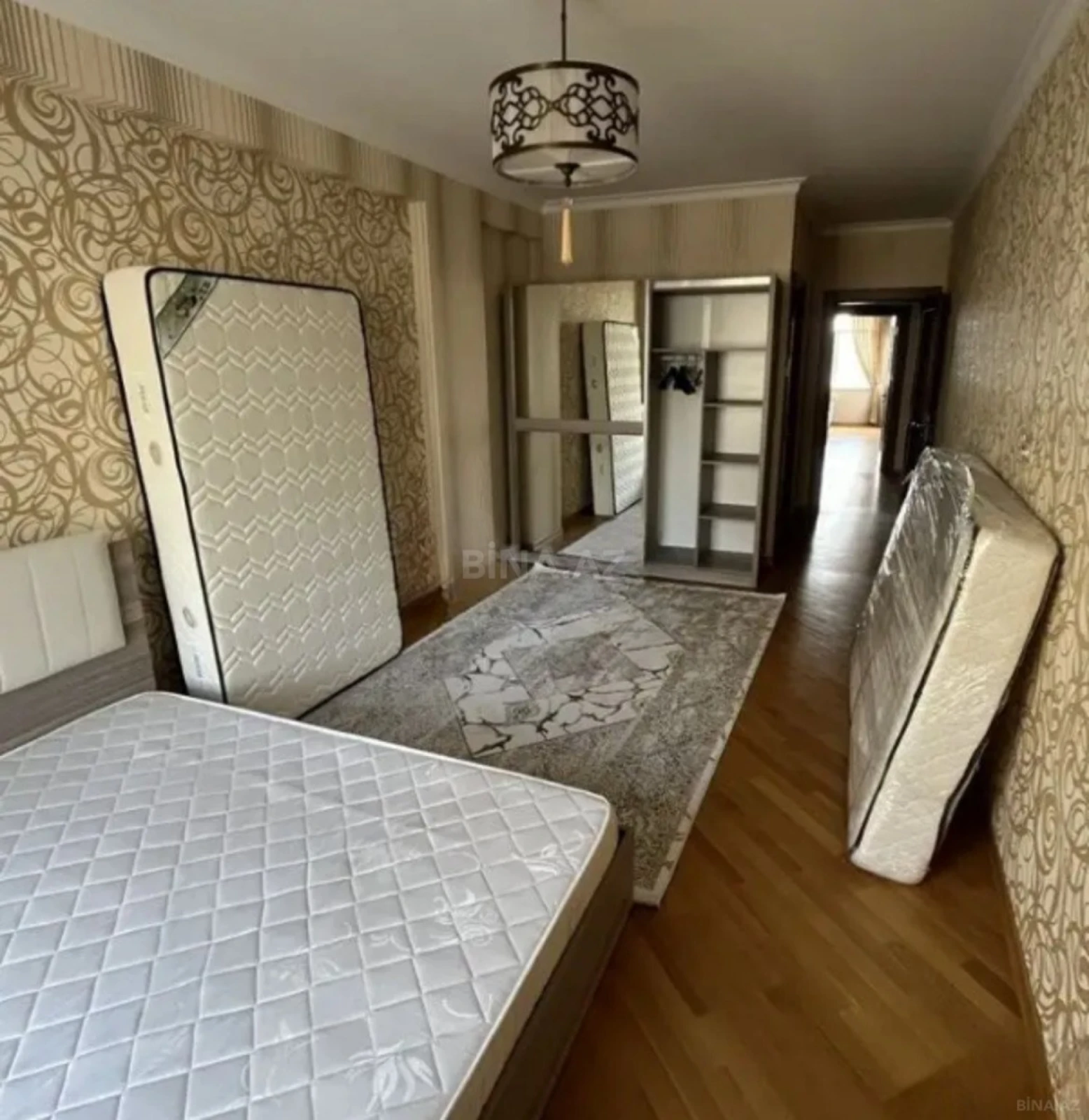 Satılır 4 otaqlı mənzil 175 m²