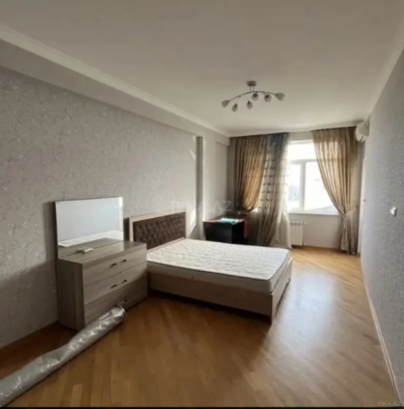 Satılır 4 otaqlı mənzil 175 m²