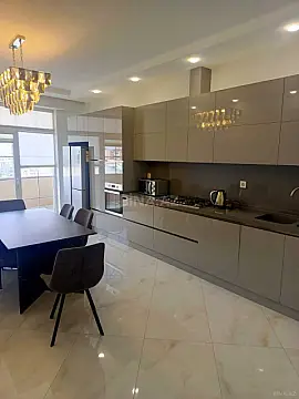 Kirayə verilir 4 otaqlı mənzil 230 m²