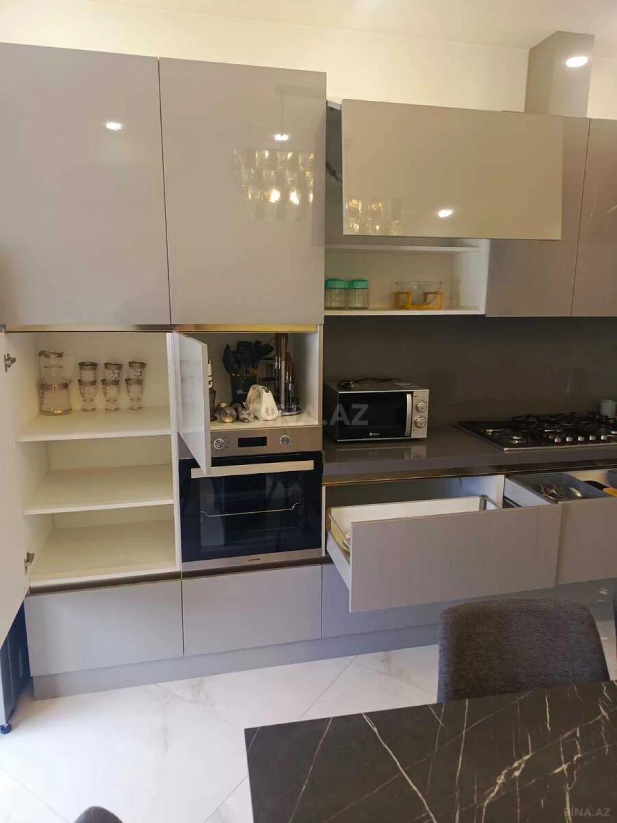 Kirayə verilir 4 otaqlı mənzil 230 m²