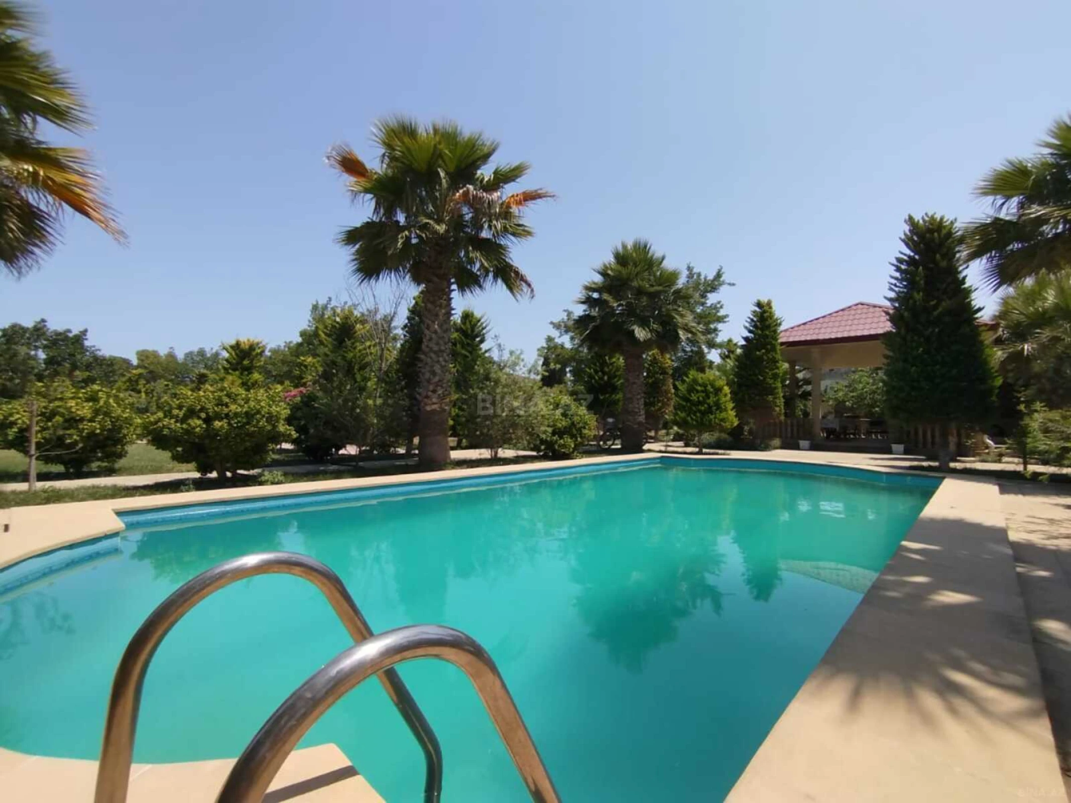 Kirayə verilir 6 otaqlı həyət evi 550 m²