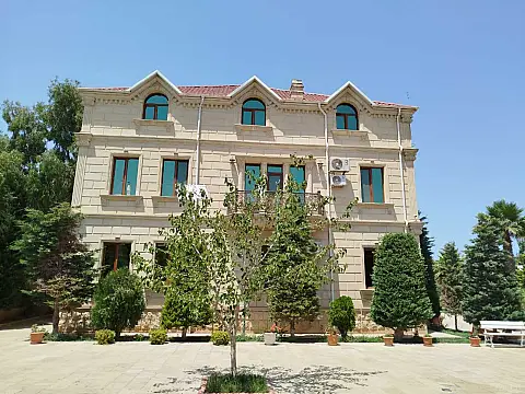 Kirayə verilir 6 otaqlı həyət evi 550 m²