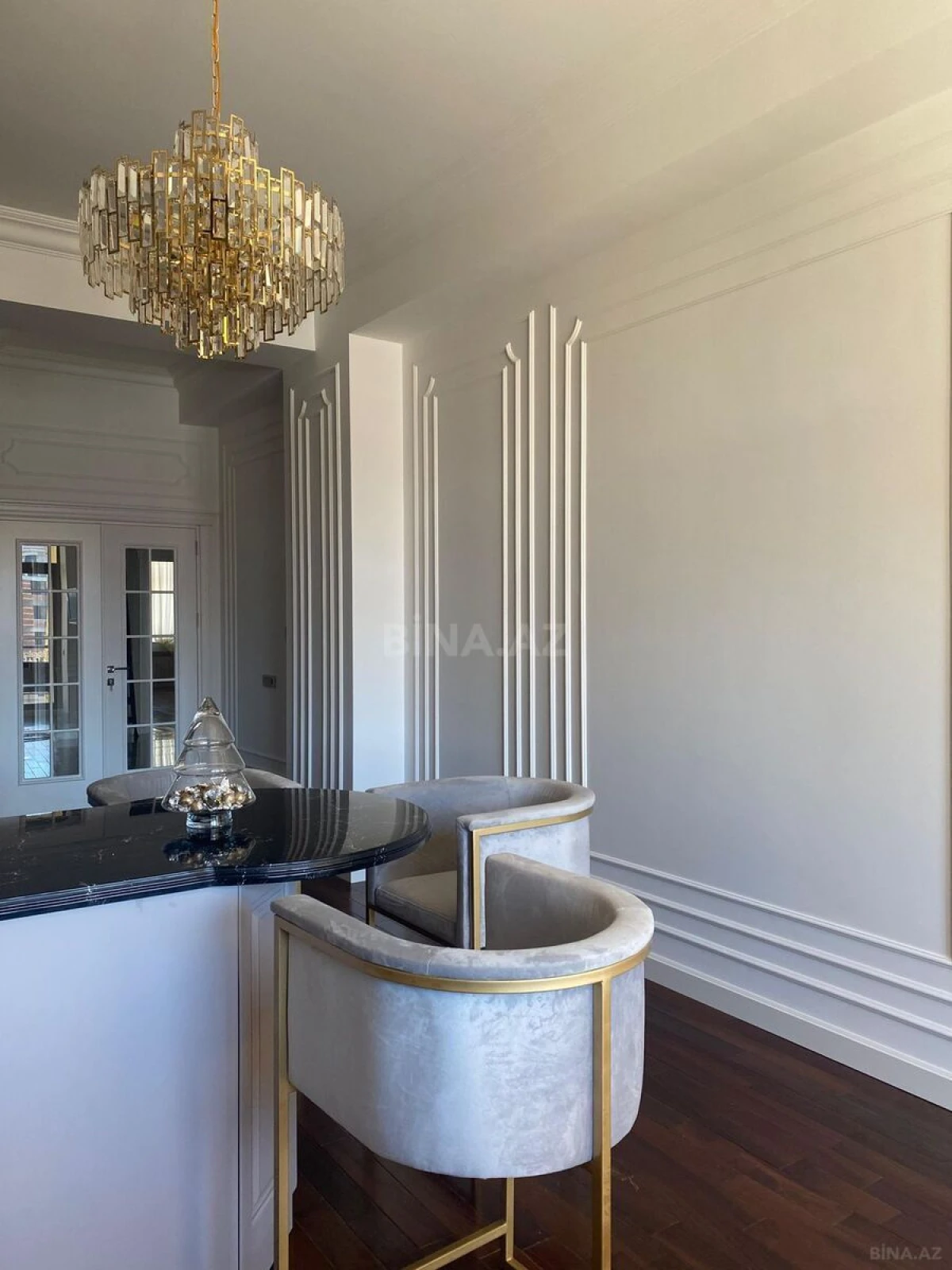 Satılır 4 otaqlı mənzil 255.5 m²