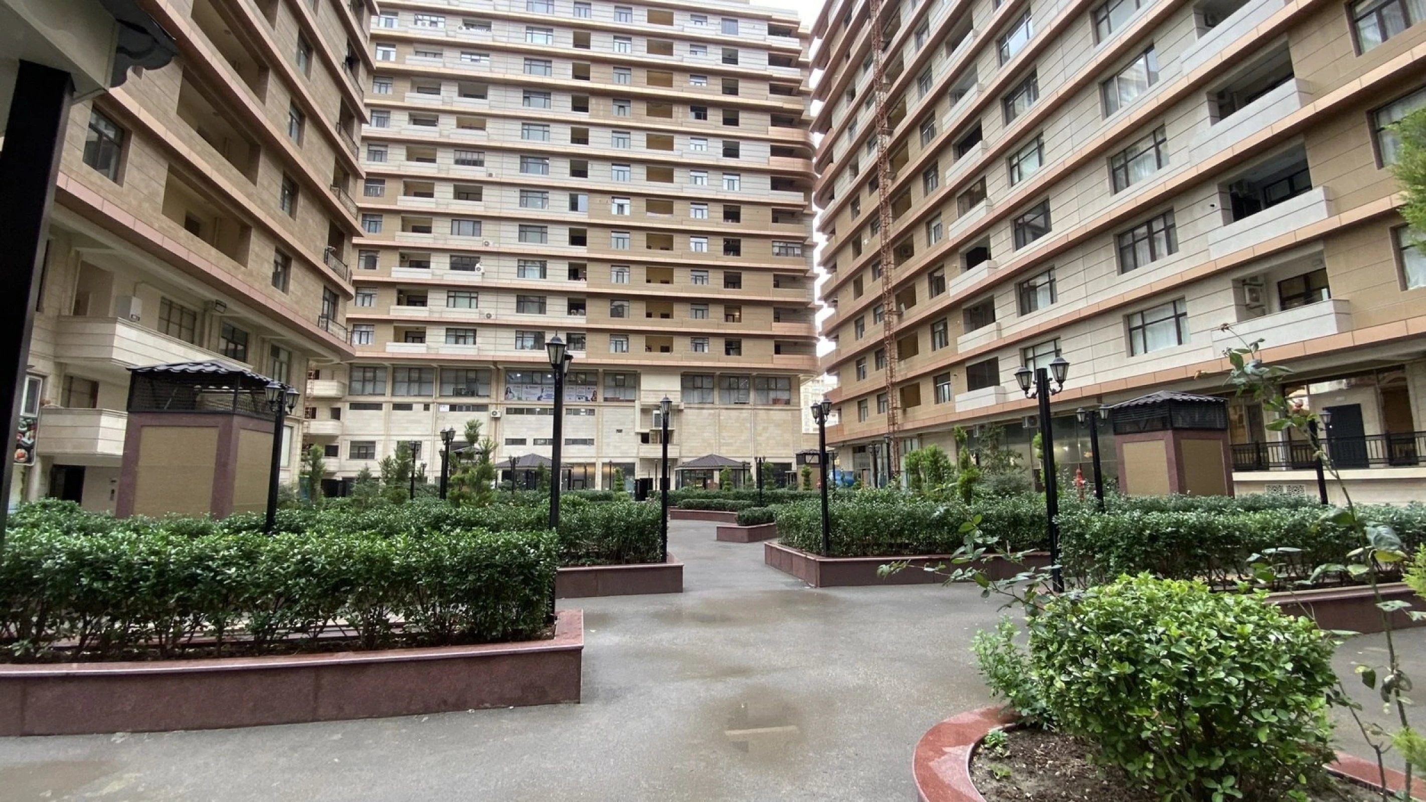 Satılır 4 otaqlı mənzil 255.5 m²