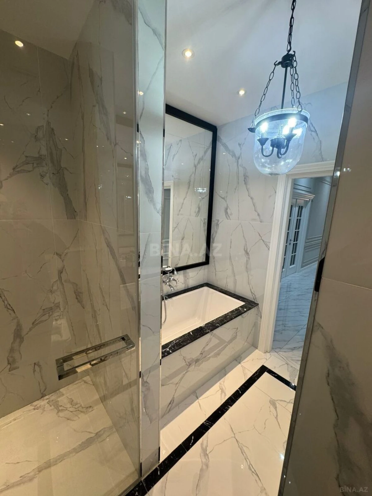 Satılır 4 otaqlı mənzil 255.5 m²