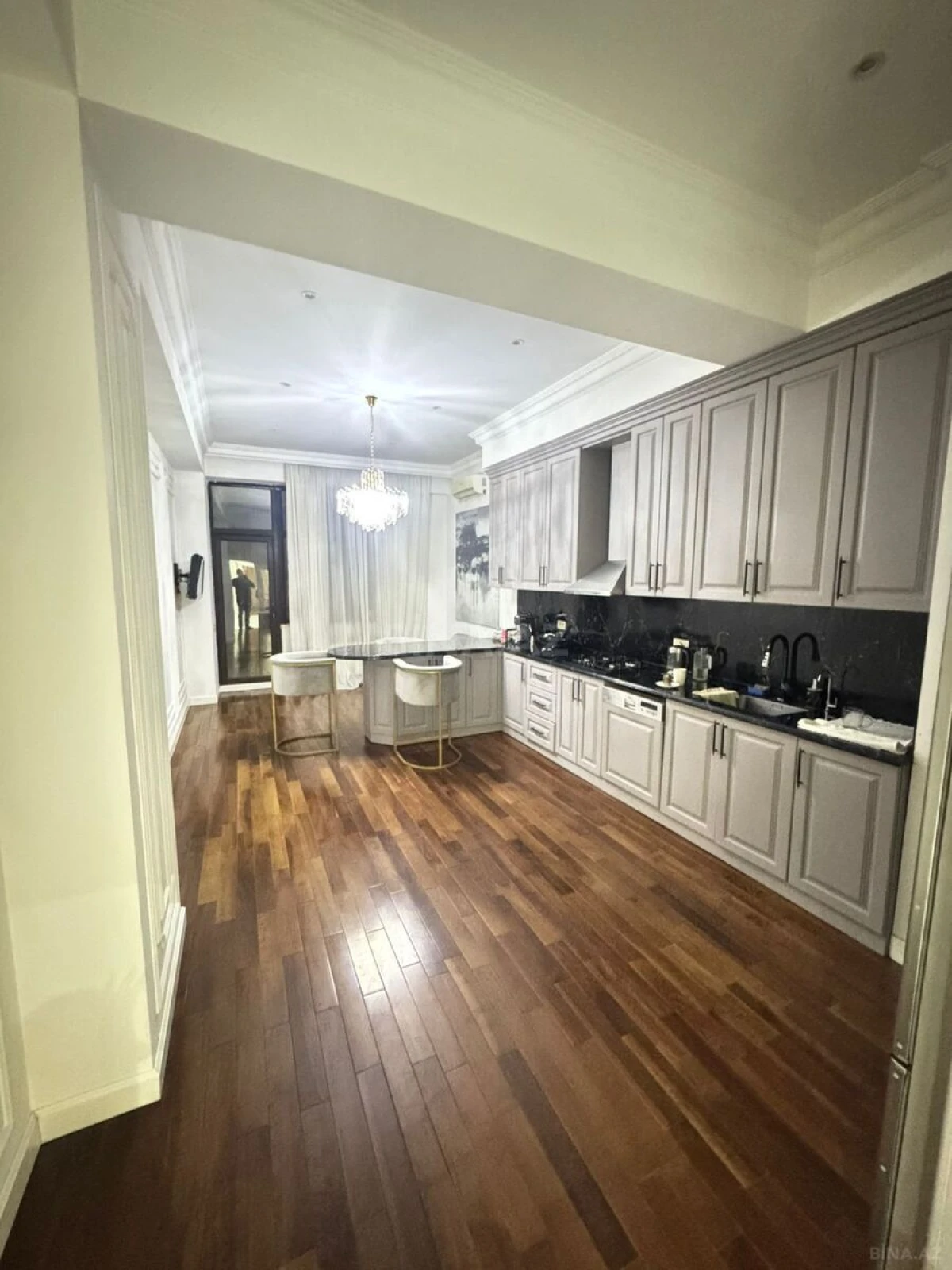 Satılır 4 otaqlı mənzil 255.5 m²