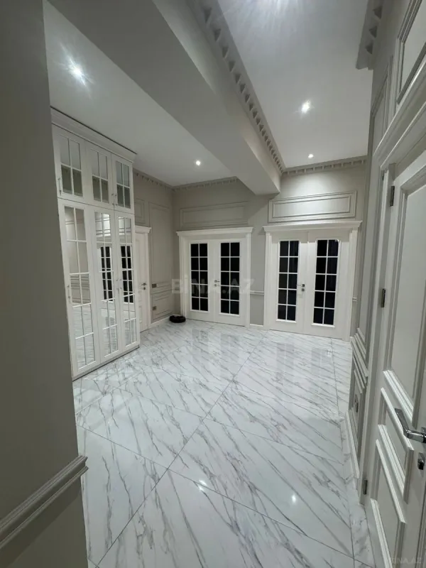 Satılır 4 otaqlı mənzil 255.5 m²