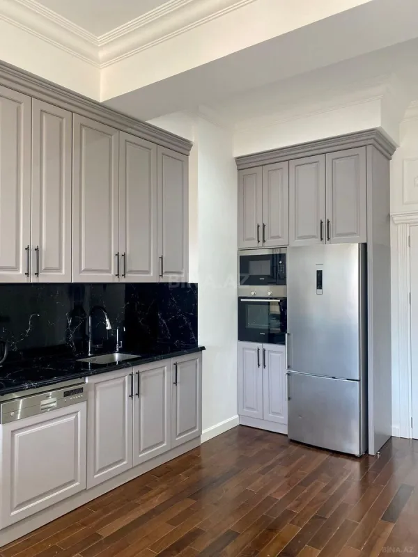 Satılır 4 otaqlı mənzil 255.5 m²