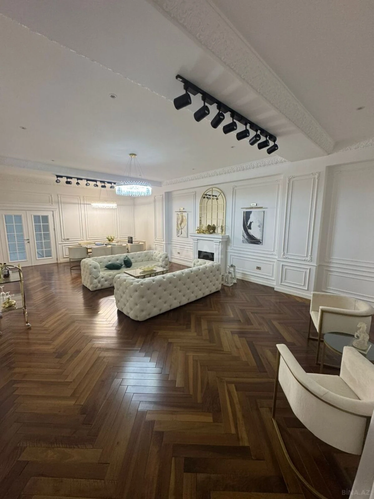Satılır 4 otaqlı mənzil 255.5 m²