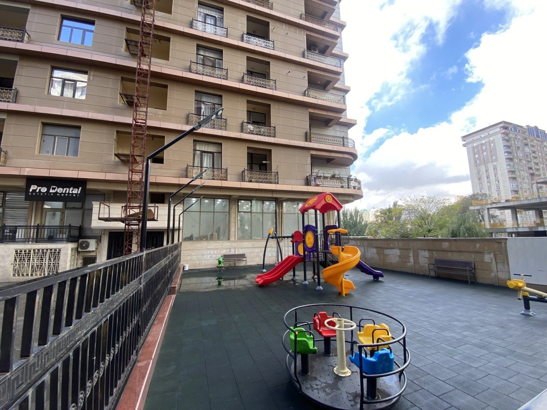 Satılır 4 otaqlı mənzil 255.5 m²