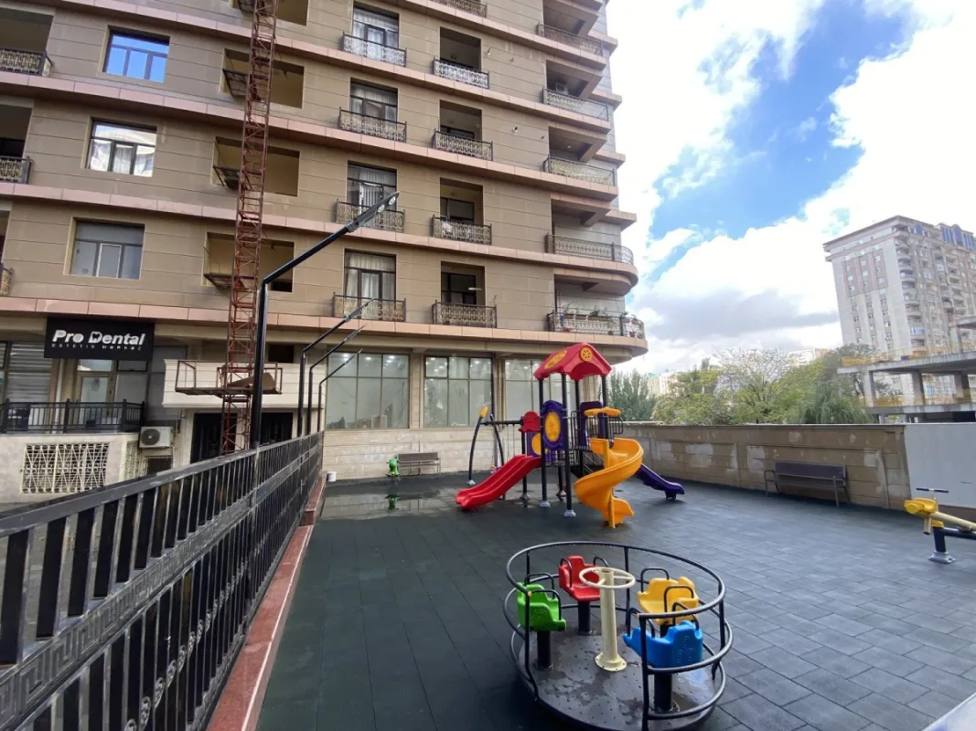 Satılır 4 otaqlı mənzil 255.5 m²