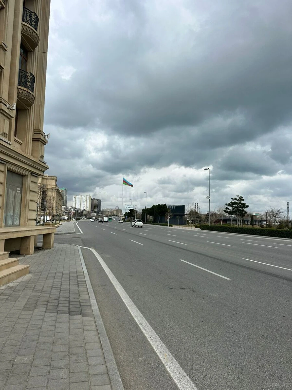 Satılır 4 otaqlı mənzil 130 m²