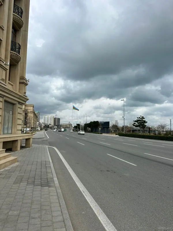 Satılır 4 otaqlı mənzil 130 m²