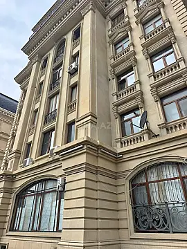 Satılır 4 otaqlı mənzil 130 m²
