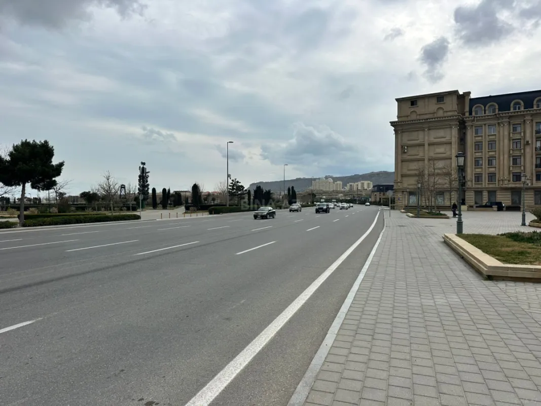 Satılır 4 otaqlı mənzil 130 m²