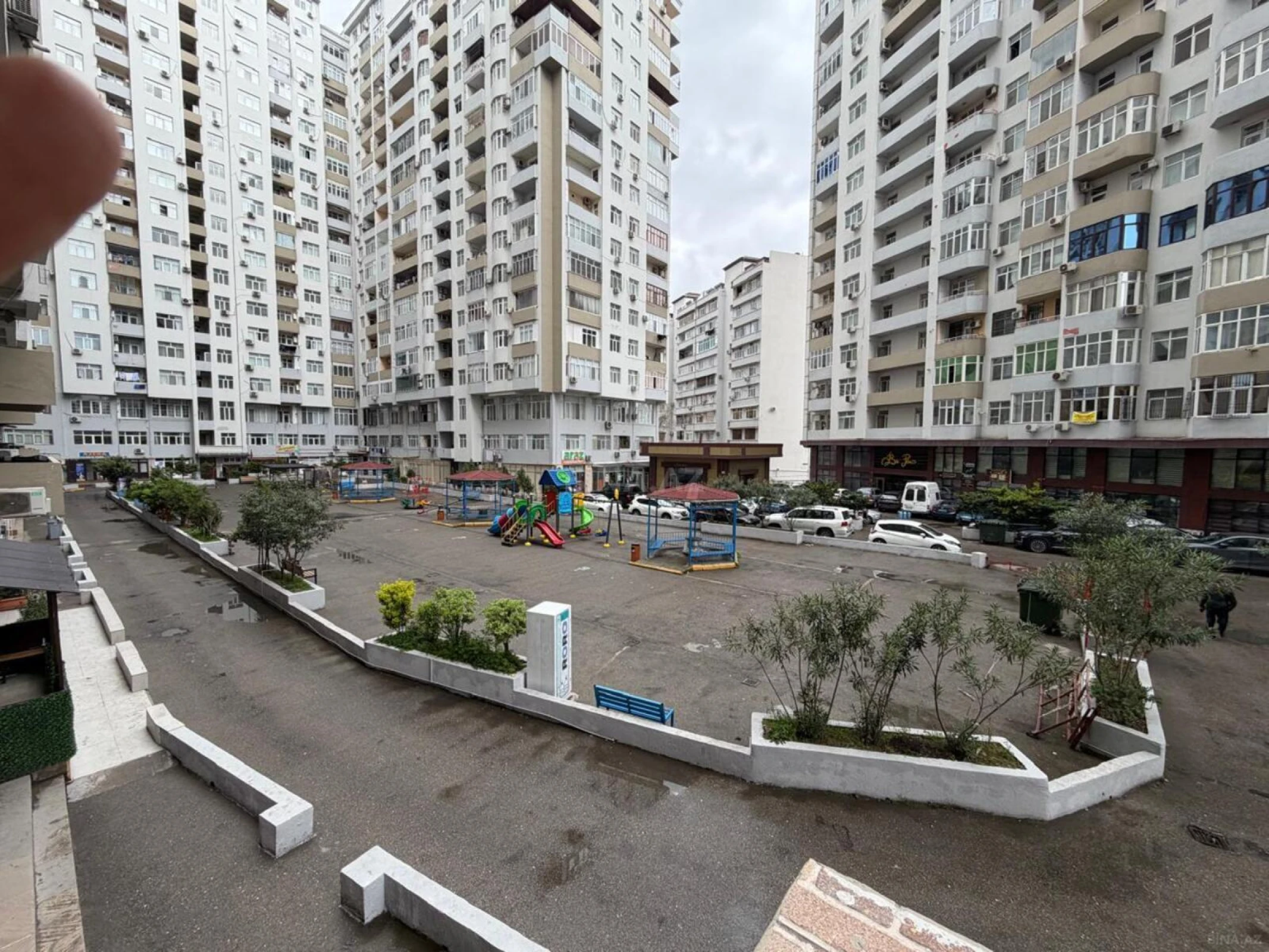Satılır 4 otaqlı mənzil 130 m²