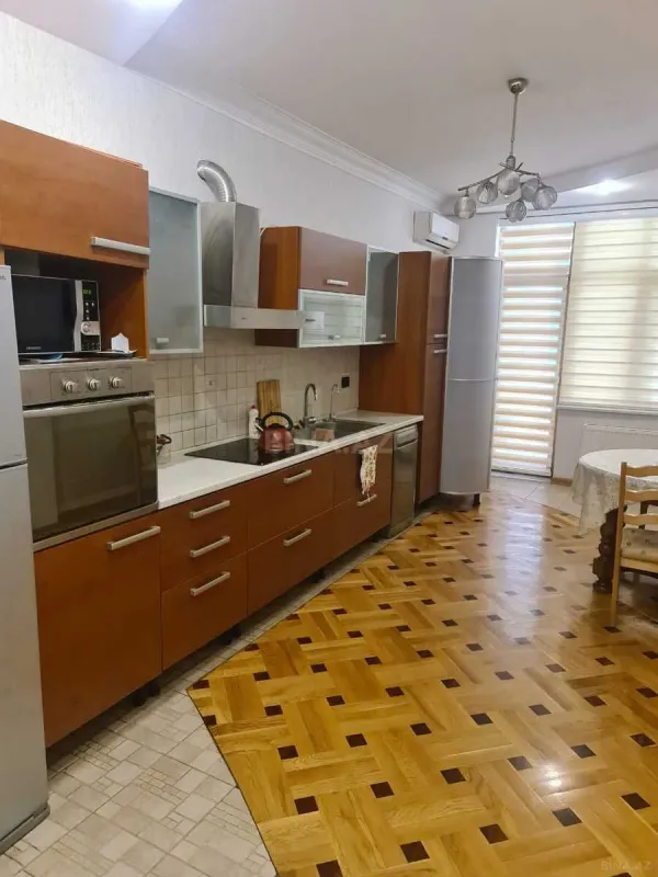 Kirayə verilir 3 otaqlı mənzil 200 m²