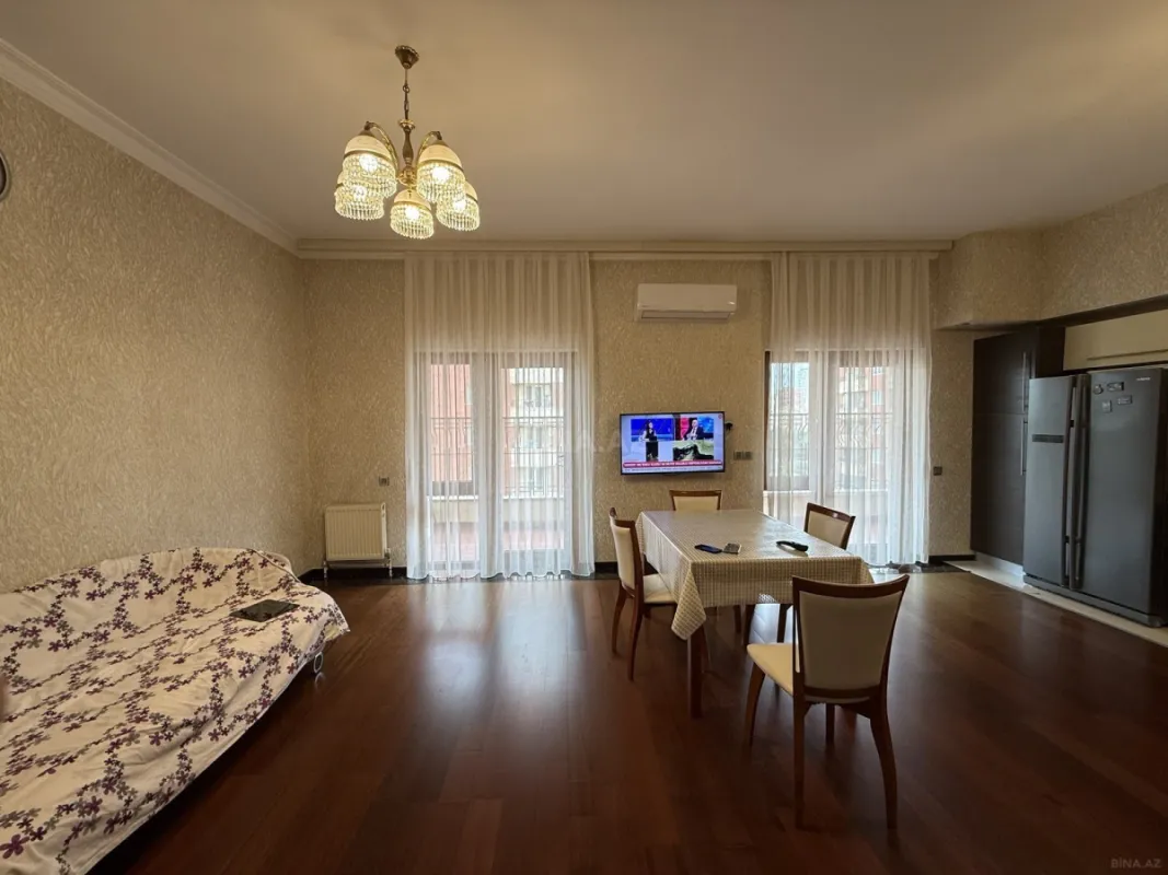 Satılır 4 otaqlı mənzil 212 m²