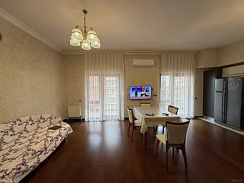 Satılır 4 otaqlı mənzil 212 m²